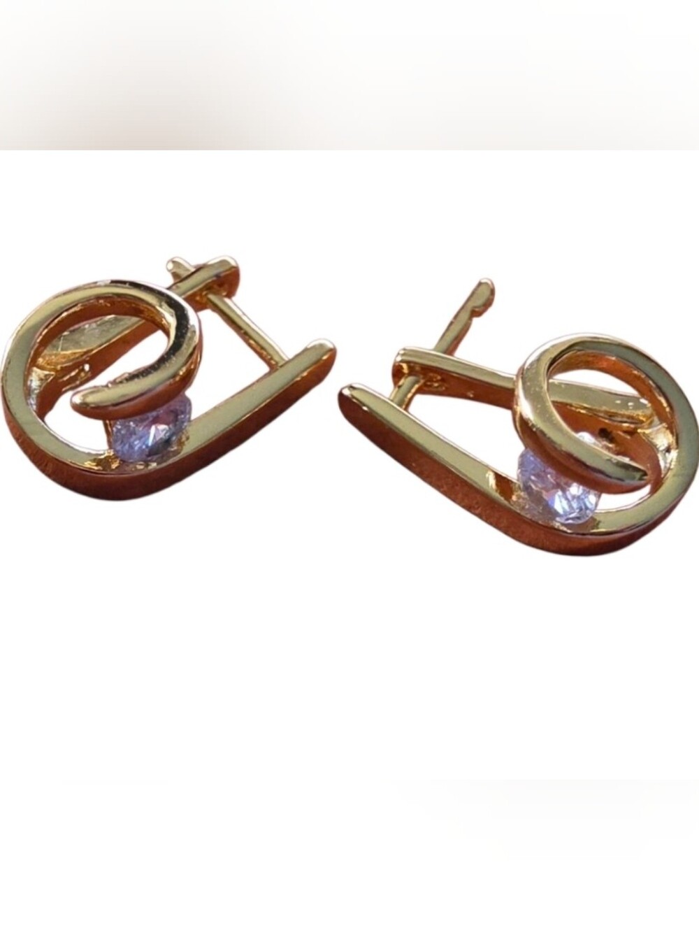 18K gold plated copper earrings feature a simple horseshoe design with a single